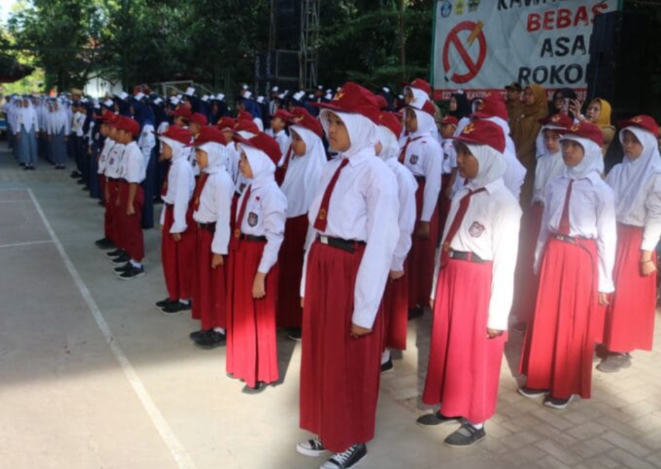 UPACARA: Siswa-siswi melakukan upacara di lingkungan sekolah baru-baru ini.
