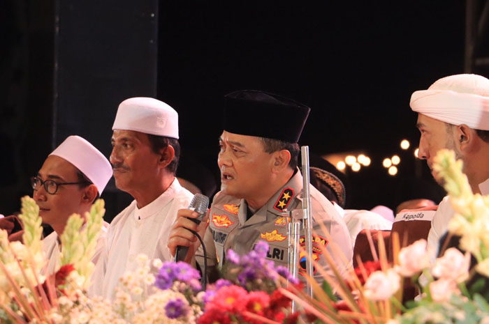 Kapolda Jateng Irjen Pol Ahmad Lutfhi saat&nbsp;ikut bersalawat saat dalam acara Arrohmaniyah Bersalawat (14/5).