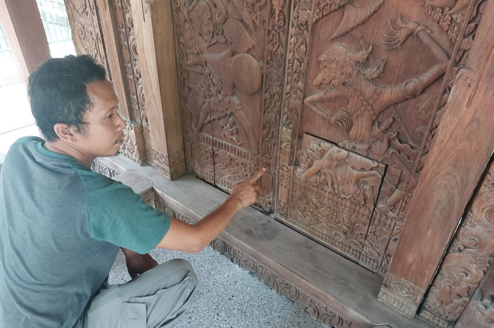 DILIHATKAN: Penjaga Gerbang Majapahit Zaki Arkoni menunjukkan ciri khas motif Kerajaan Majapahit di Desa Muktiharjo belum lama ini.