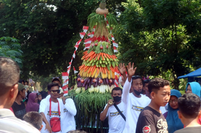ANTUSIAS: Susasana sedekah bumi di Dukuh Mojosemi, Desa Mojoagung, Trangkil, kemarin.