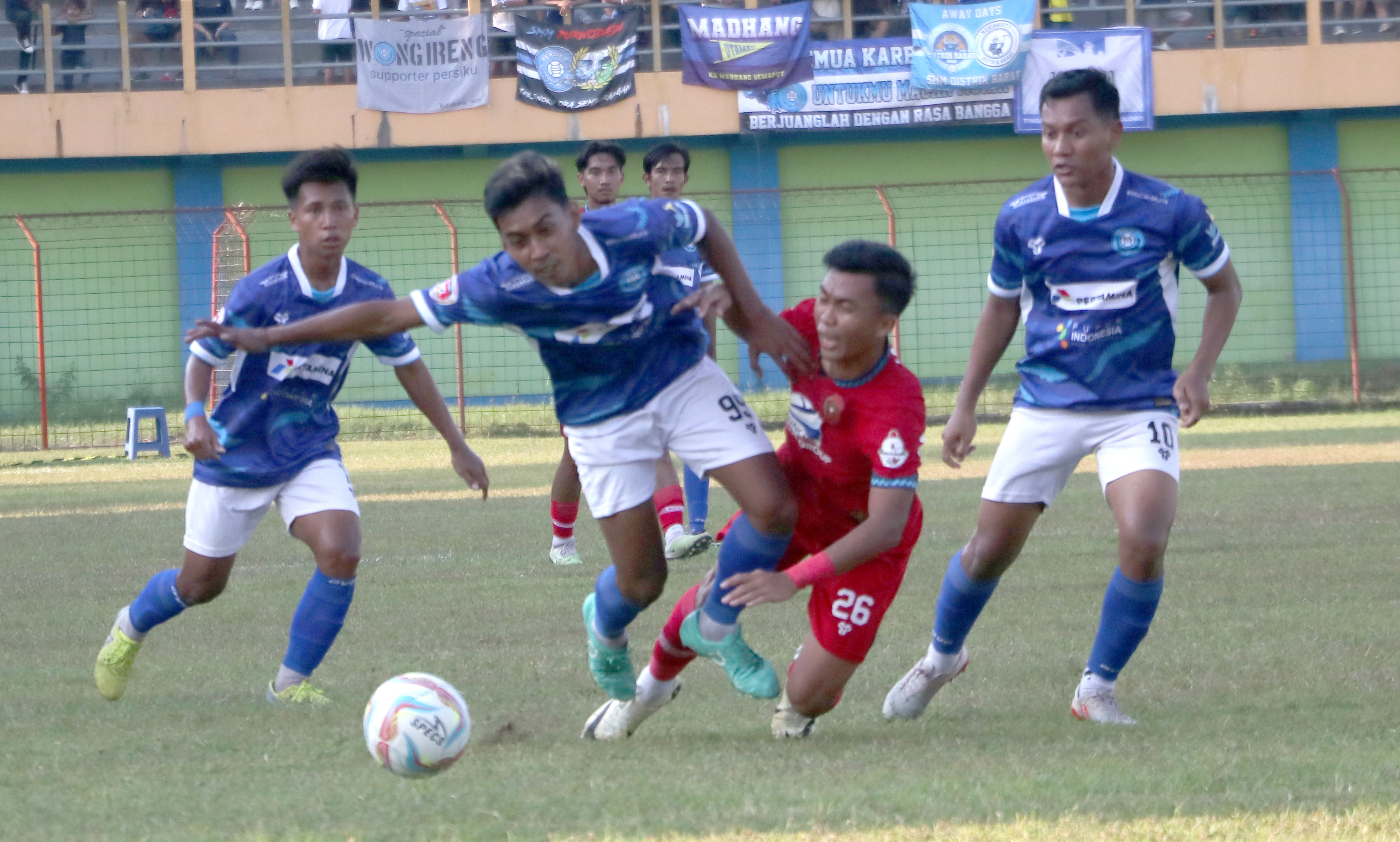 KALAH TETAP LOLOS: Penyerang Persiku Sholihul Islam tak berkutik saat ditempel ketat pemain Persiba Bantul pada laga pemungkas babak 32 besar Liga 3 Nasional di Stadion Wergu Wetan kemarin sore.