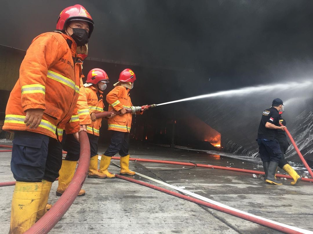 JINAKAN API: Sejumlah petugas pemadam kebakaran Kabupaten Pati berjibaku memadamkan api.