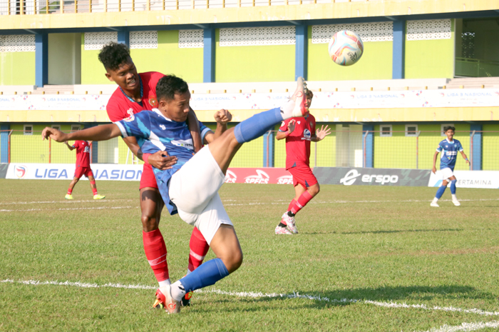 AMANKAN BOLA: Revan Saputra pemain Persiku Kudus saat mengamankan bola dari pemain belakang Persiba Bantul di Stadion Wergu Kudus.