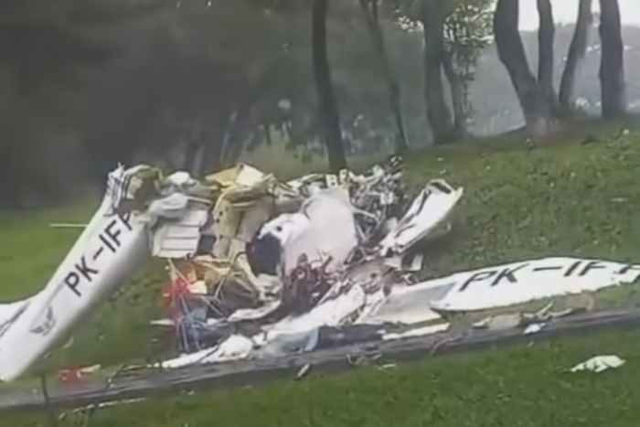 Puing pesawat jatuh di di dekat lapangan Sunburst BSD, Serpong, Kota Tangerang Selatan (Tangsel) hari ini, Minggu (19/5).