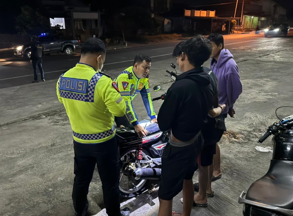 AMANKAN: Tim Patroli Presisi Siraju Polres Jepara mengamankan sejumlah remaja yang diduga akan melakukan balap liar di Jalan Raya Rengging Ngabul, Kecamatan Pecangaan, pada Minggu (19/5) dini hari.