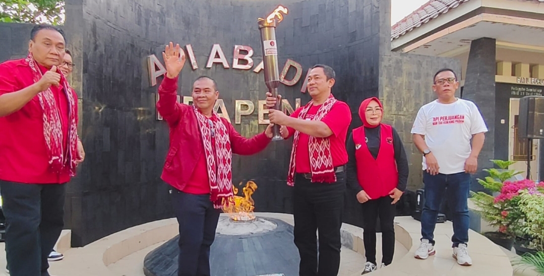 KALI PERTAMA: Ketua DPP Taruna Merah Putih Hendar Prihadi menerima api abadi Mrapen dari Pengurus DPP PDIP Sukur H. Nababan di acara api perjuangan tak kunjung padam untuk rakernas PDIP di Jakarta.