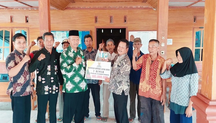 BERMANFAAT: Baznas Blora simbolis memberikan bantuan pembangunan RTLH kepada warga Desa Wonosemi, Banjarejo.