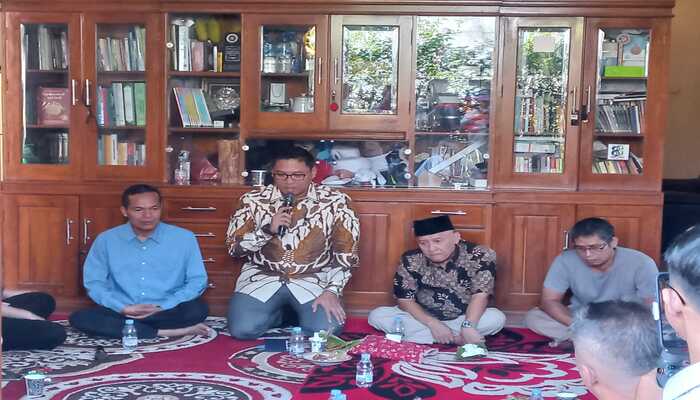 SARAPAN BERSAMA: Ketua DPD Gerindra Sudaryono sarapan pagi dengan menu pecel di rumah Amin Hidayat Ketua PGRI Grobogan pada Minggu (19/5)