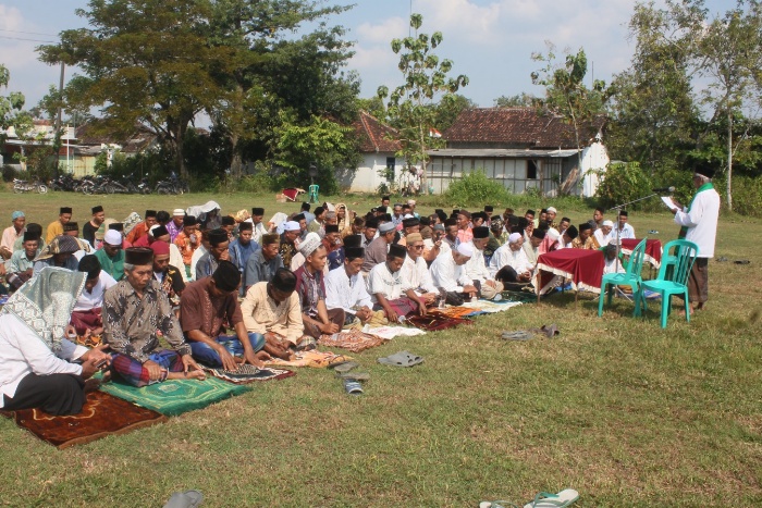 BERDOA: Warga Desa Bergolo Kecamatan Ngawen saat melakukan salat Istisqa.