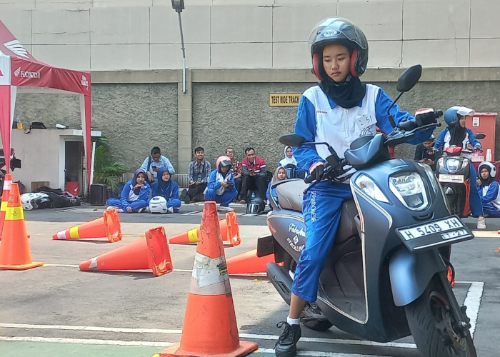PERSIAPKAN: Seroang pelajar berlatih jelang perhelatan ajang bergengsi The 15th Astra Honda Safety Riding Instructors Competition 2024.