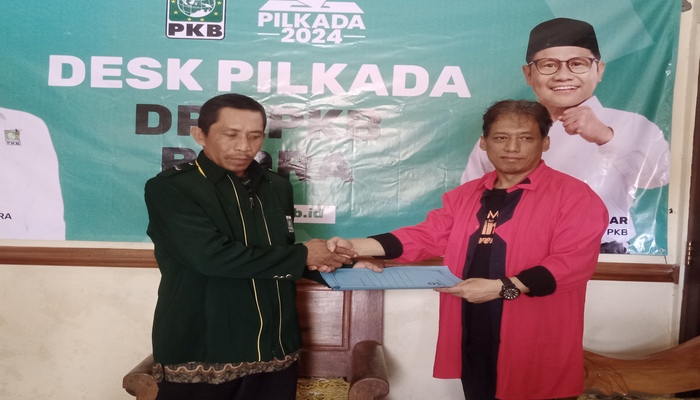 OPTIMISTIS: Gatot Aribowo warga Kelurahan Jepon, Kecamatan Jepon mengembalikan formulir pendaftaran bacawabup di PKB.
