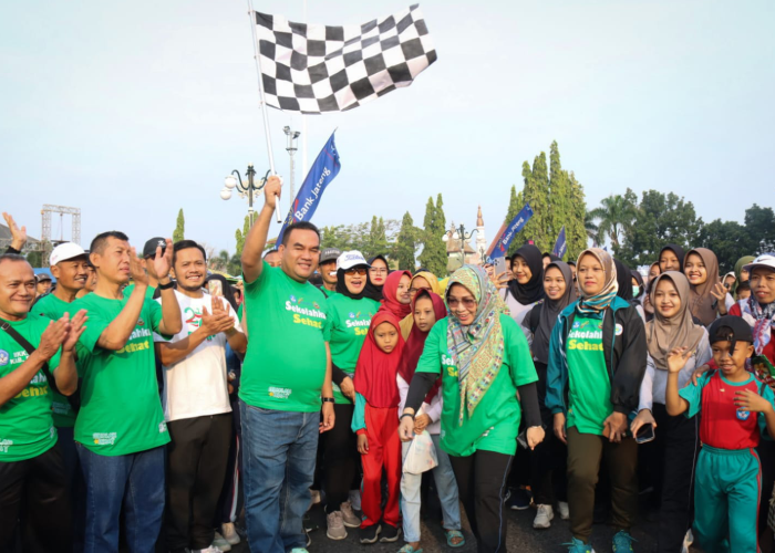MERIAH: Bupati Blora Arief Rohman saat melepas peserta jalan sehat yang diadakan Dinas Pendidikan.