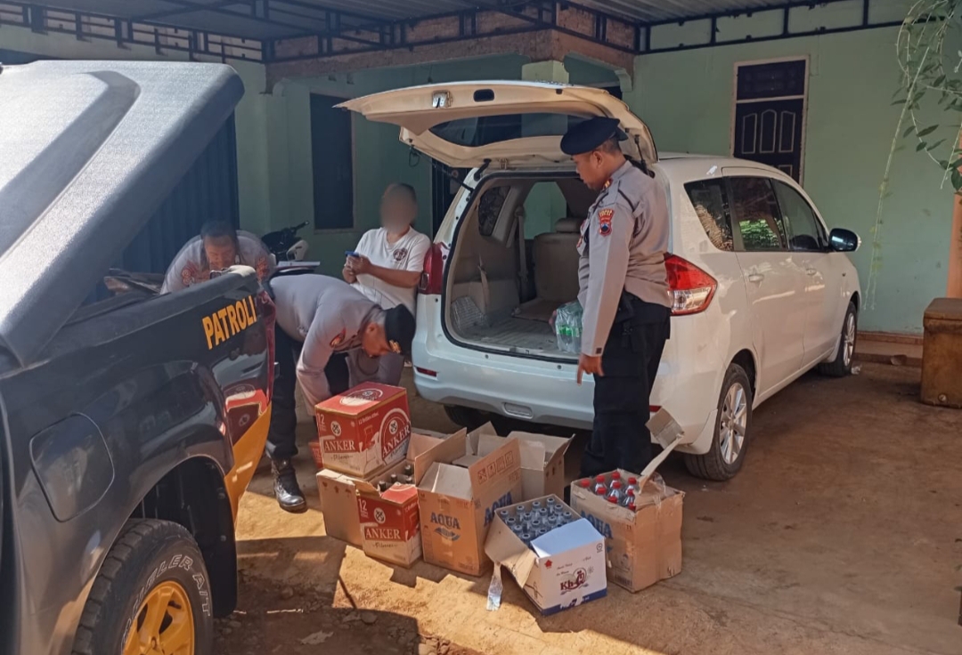 AMANKAN: Satuan Samapta Polres Jepara mengamankan ratusan botol miras (minuman keras) berbagai jenis dan merek baru-baru ini.