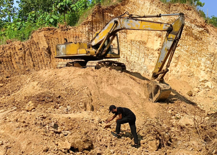 CEK PENAMBANGAN: Perusahaan tambang galian C di Desa Soko Kecamatan Jepon yang mengganggu warga.