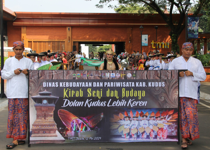 KIRAB BUDAYA : Nojorono Kudus bekerjasama dengan Dinas Kebudayaan dan Pariwisata Kudus mengikuti kirab seni dan budaya di TMII.