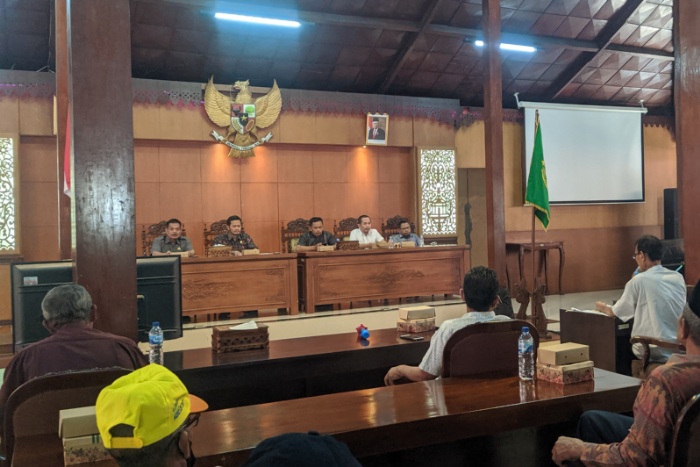 LAPOR: Perwakilan BPD Sendangharjo menyerahkan laporan tuntutan kepada DPRD Kabupaten Blora untuk direkomendasikan ke Bupati Blora Arief Rohman.