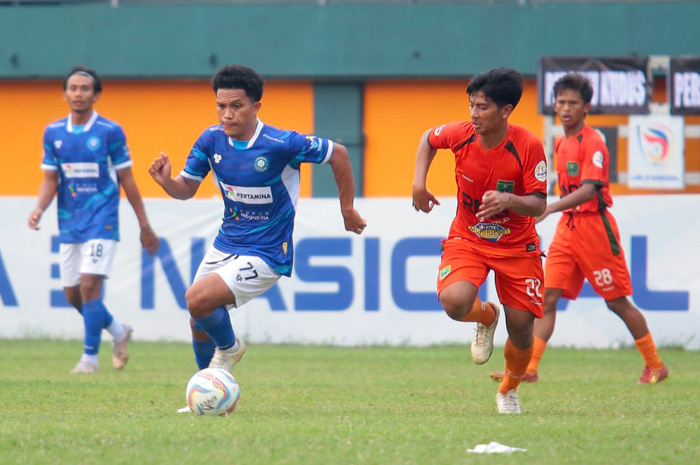 NGOTOT: Laga perdana Persiku kontra Persekabpas di babak delapan besar di Stadion Mini Cibinong, Bogor, Selasa (21/5) lalu.