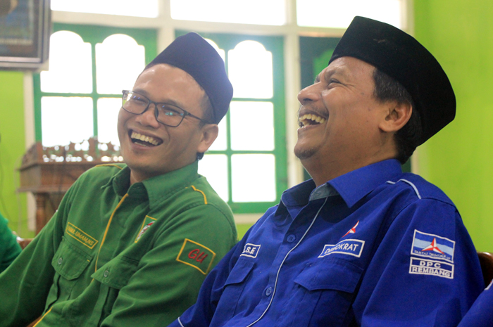 GAYENG: Ketua DPC Demokrat Rembang Harno ngobrol hangat dengan Ketua&nbsp; DPC PPP Rembang Zaimul Umam saat menyerahkan berkas pendaftaran calon bupati di kantor PPP baru-baru ini.