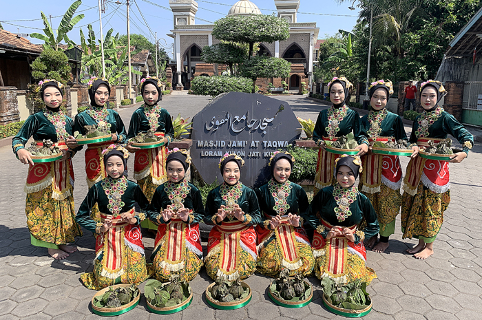 TARIAN: Penari dari Desa Loram Kulon mengenakan baju tari usai menampilkan tarian Sego Kepel.