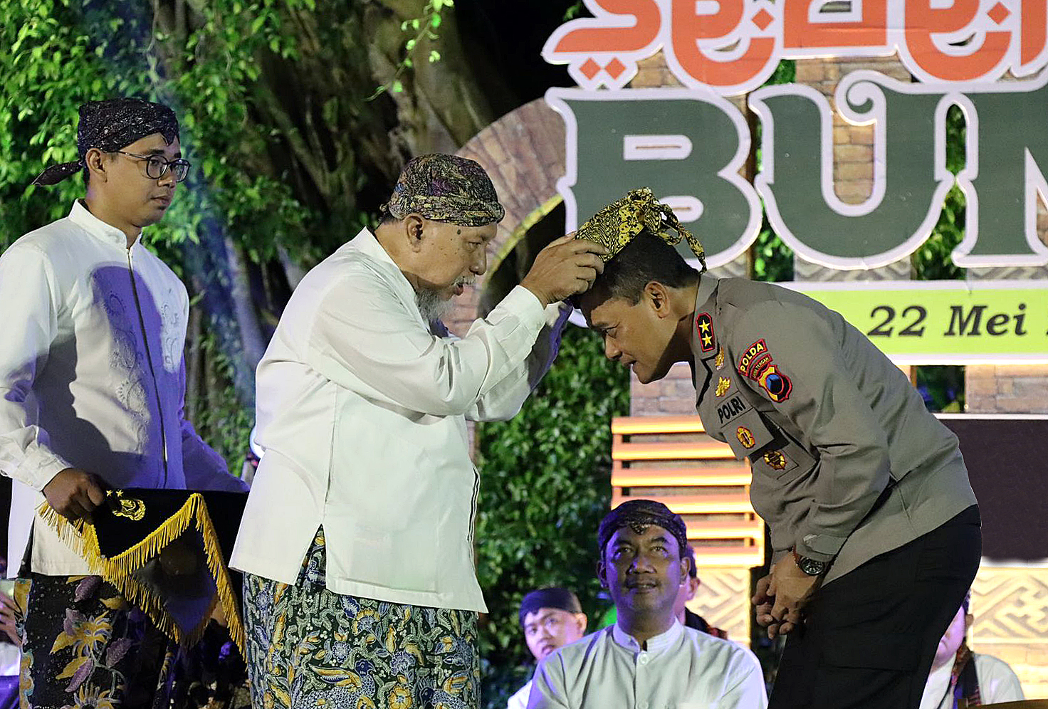 NILAI TOLERANSI: Kapolda Jateng Irjen Pol Ahmad Luthfi menghadiri sedekah bumi di Alun-alun Kulon Rabu (23/5) malam.