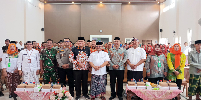 BERI SAMBUTAN: Pj Bupati M. Hasan Chabibie memberikan sambutan dan pengarahan di depan camat, kepala desa dan perangkat di Pendapa Kabupaten Kudus baru-baru ini.