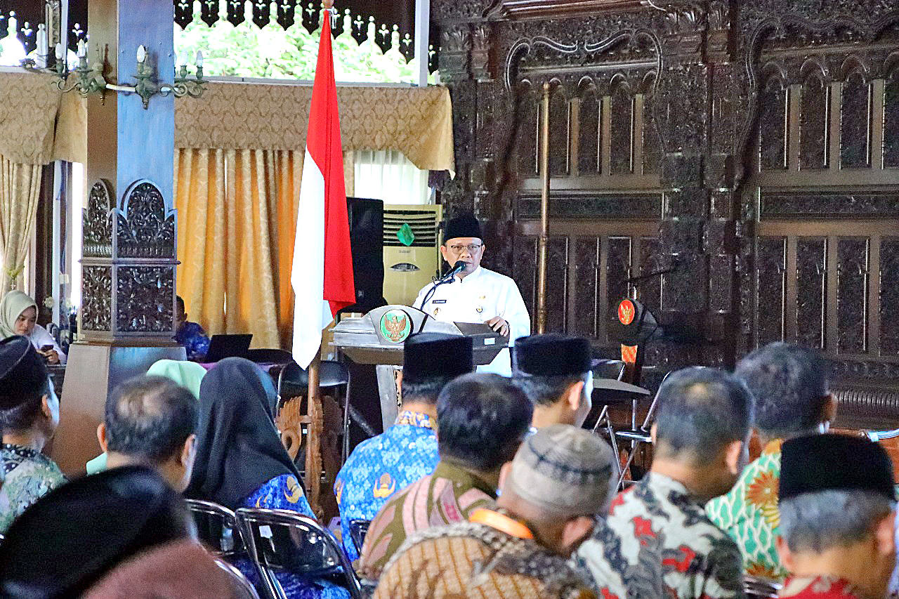 MAJU PROVINSI: Pj Bupati Kudus M. Hasan Chabibie (tengah) bersama jajaran camat dan kepala Desa Ngembal Kulon saat menghadiri lomba desa baru-baru ini.