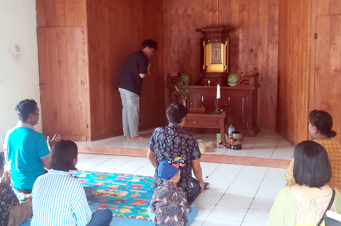 KHIDMAT: Umat Buddha Dharma Indonesia lakukan sembahyang di Vihara Vimalakirti Dusun Katong, Desa Katong, Grobogan, kemarin.