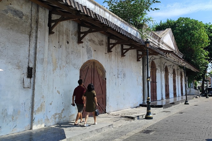 ROMANTIS: Dua orang berjalan menyusuri Kota Lama Semarang.