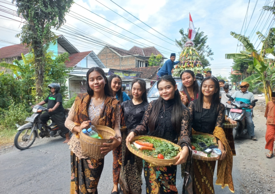 GAYENG: Warga Kelurahan Kalongan, Kecamatan Purwodadi meramaikan acara sedekah bumi pada Jumat (24/5).