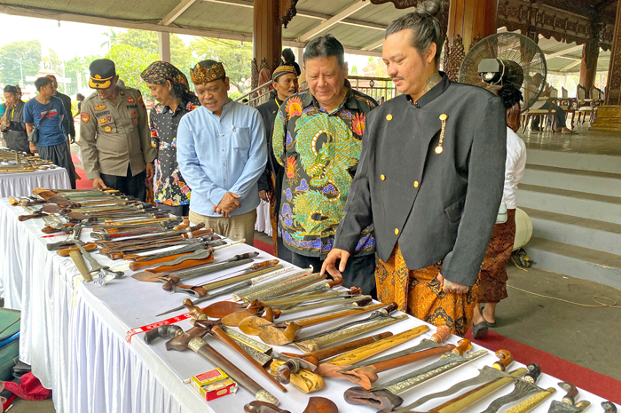 NYENI: Berbagai keris dan tombak dari berbagai daerah dipamerkan di Pendapa Kabupaten Jepara kemarin.