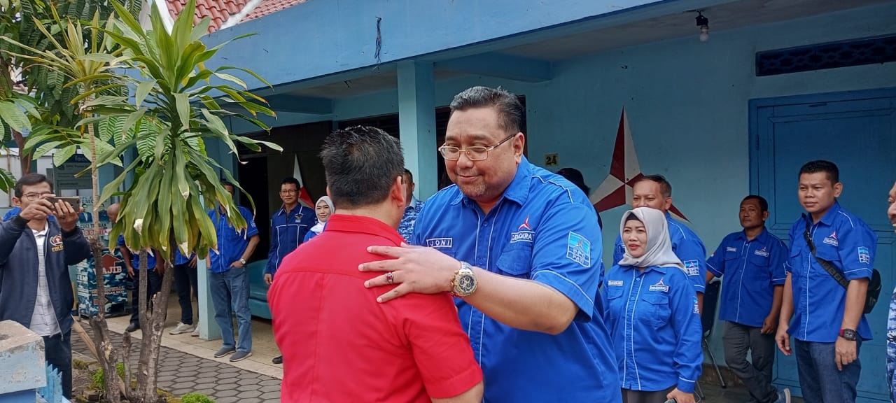 SAMBUT TAMU: Ketua DPC Partai Demokrat Kabupaten Pati Joni Kurnianto menyambut kedatangan peserta penjaringan bupati.