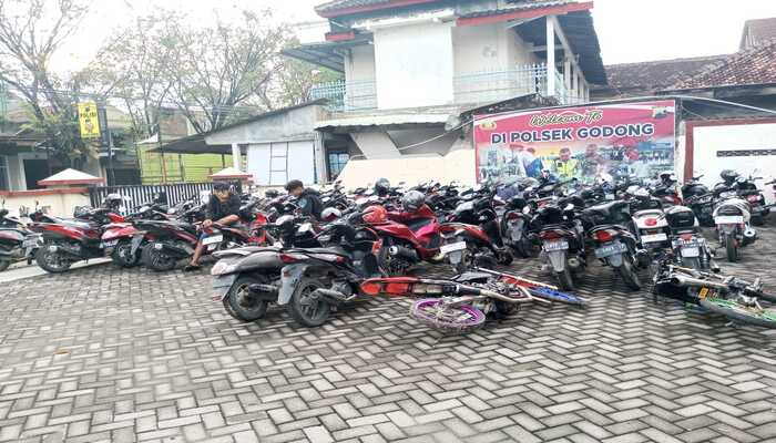 RINGKUS: Sejumlah 69 sepeda motor berhasil diamankan dari balap liar di Bendungan Kletak Kecamatan Klambu Sabtu (25/5) malam.