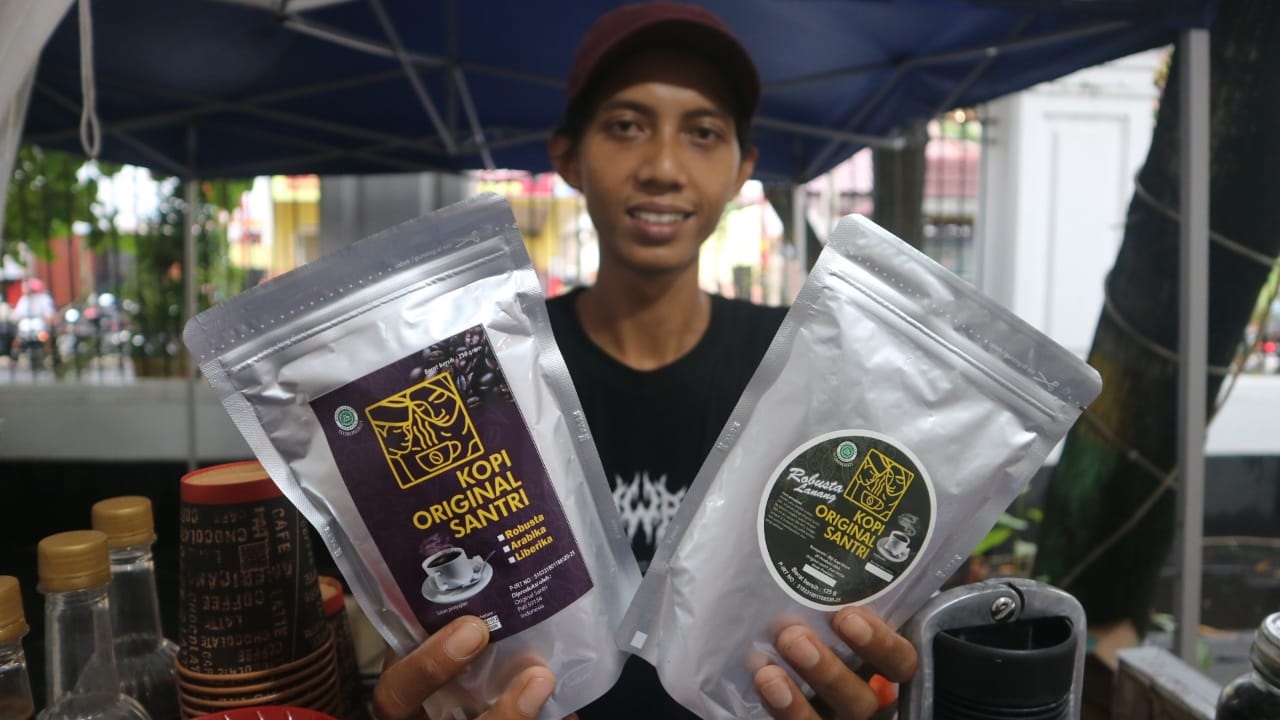 UNGGULAN : Lutfi menunjukkan produk kopinya jenis robusta yang dijual hingga ke luar daerah.