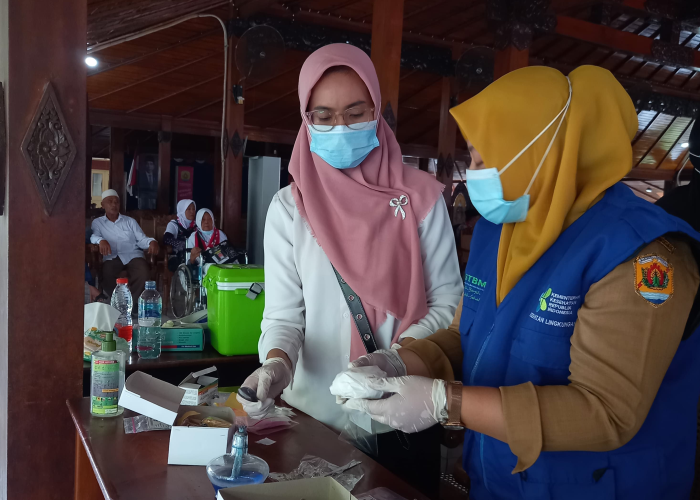 MENGECEK: Petugas Kesehatan Lingkungan (Kesling) Dinkes Grobogan saat melakukan pengecekan makanan dan minuman calon jemaah haji di Pendapa Grobogan.