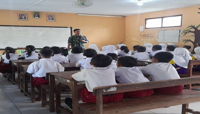 PEDULI: Peltu Bogi, anggota Koramil 05/ Nalumsari mengisi materi wawasan kebangsaan bagi siswa SD N 2 Ngetuk, Nalumsari.