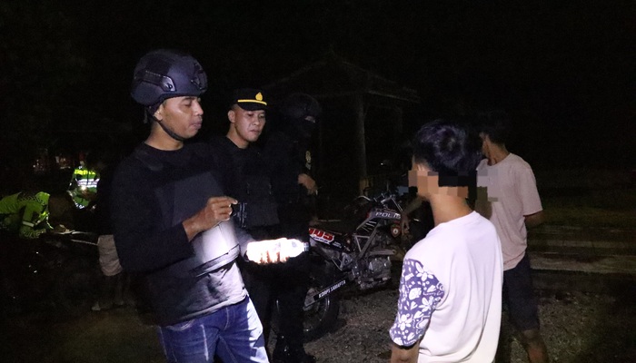 BANDEL: Pemuda kedapatan menenggak miras di kawasan Pantai Bandengan dini hari kemarin Minggu (26/5)