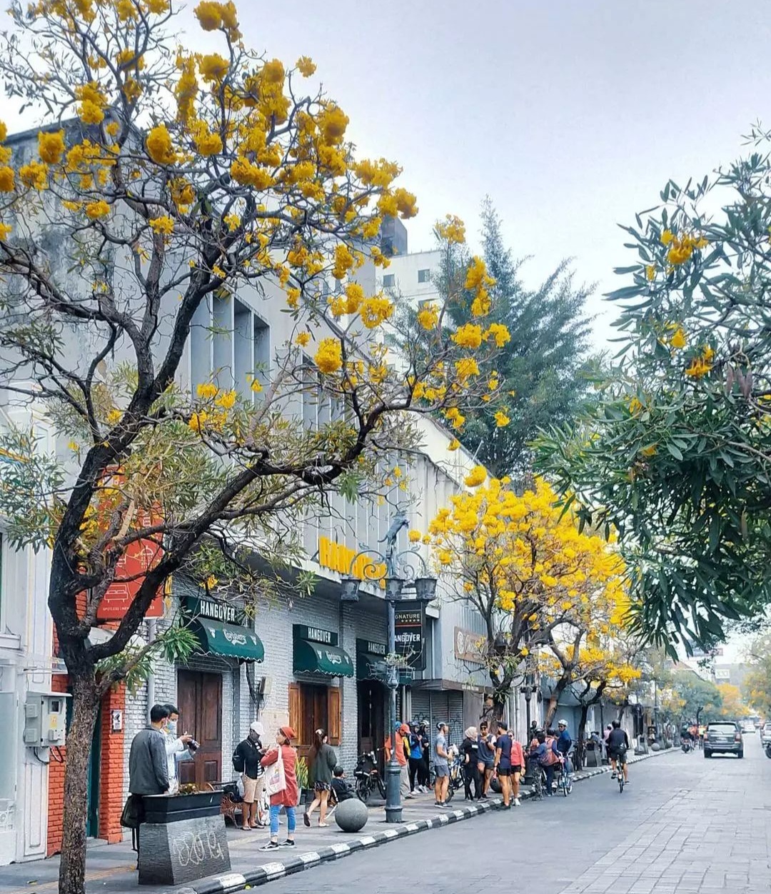 RAMAI: Banyak wisatawan yang berjalan di sepanjang Jalan Braga.