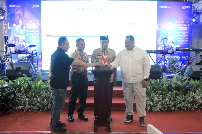 DIUNDI: Bupati Rembang, Abdul Hafidz didampingi Kapolres dan Dandim 0720 Rembang bersama Pemimpin Cabang (Pinca) BRI Rembang Devi Ridwan mengundi grand prize panen hadiah Simpedes Sabtu lalu (25/5).