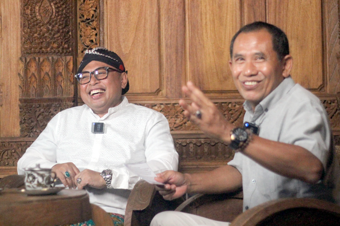 CARI KOALISI: Ketua DPC PKB Jepara KH. Nuruddin Amin bersama Direktur Radar Kudus Baehaqi saat talkshow Jateng Talk di rumahnya Desa/Kecamatan Bangsri, Jepara, belum lama ini.
