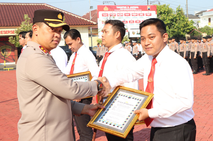 SELAMAT: Kapolres Jepara AKBP Wahyu Nugroho Setyawan memberikan&nbsp;penghargaan kepada anggotanya yang berprestasi di Lapangan Apel Mapolres Jepara, Senin (27/5).
