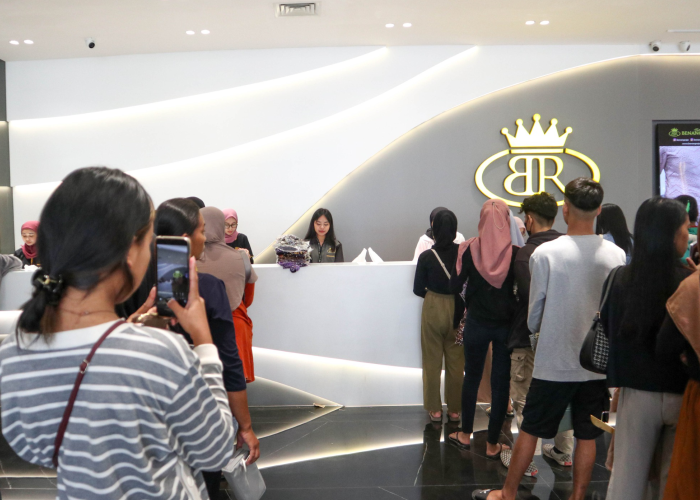 ANTRE: Para pembeli mengular saat pembelian batik benang raja.