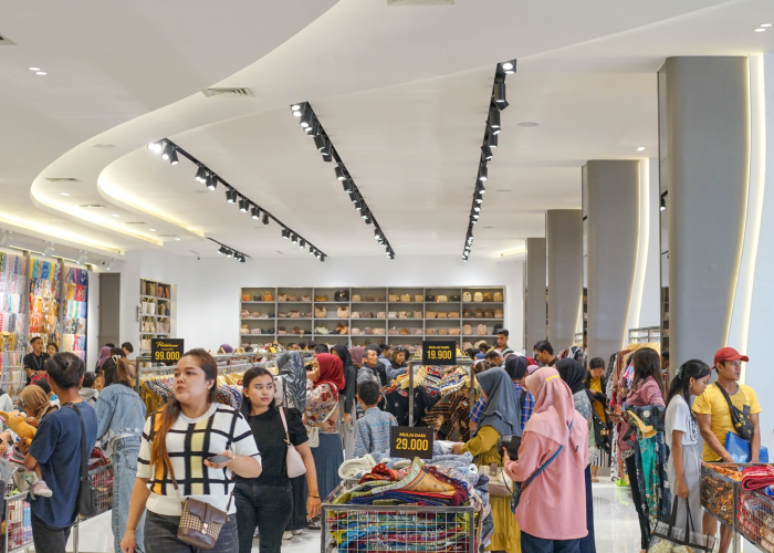RAMAI: Sejumlah pembeli batik benang raja baru-baru ini.