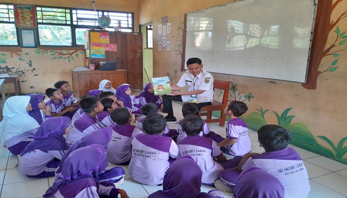 RAJIN: Siswa-siswi SDN 1 Saban lakukan kegiatan read aloud (membaca nyaring)