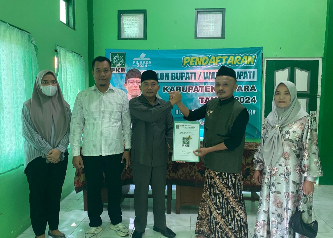 DAFTAR: Ketua DPC PPP Jepara Masykuri mendaftar bacabup Jepara ke DPC PKB Jepara pada Selasa (28/5).