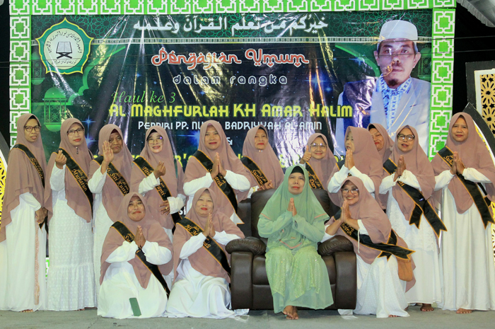 SUMRINGAH: Santri Kasep Pondok Pesantren Nurul Badriyyah Al-Amin Kuripan foto bersama pengasuh Hajah Nur Mudzakiroh Al Hafizah usai diwisuda kemarin.