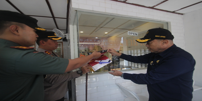 PELANGGARAN: PJ Bupati Jepara Edy Supriyanta menyidak penggunaan tapping box yang terpasang di sejumlah tempat usaha kemarin.