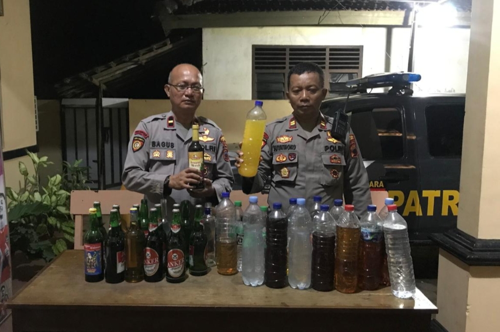 MERESAHKAN: Jajaran Polsek Pakis Aji mengamankan puluhan miras berbagai jenis dari hasil pengamanan pementasan musik dangdut.