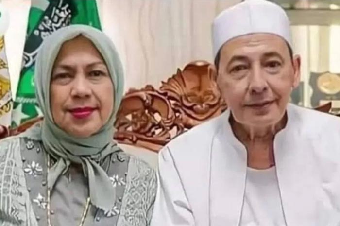 Umi Syarifah Salma bersama Habib Muhammad Luthfi bin Yahya