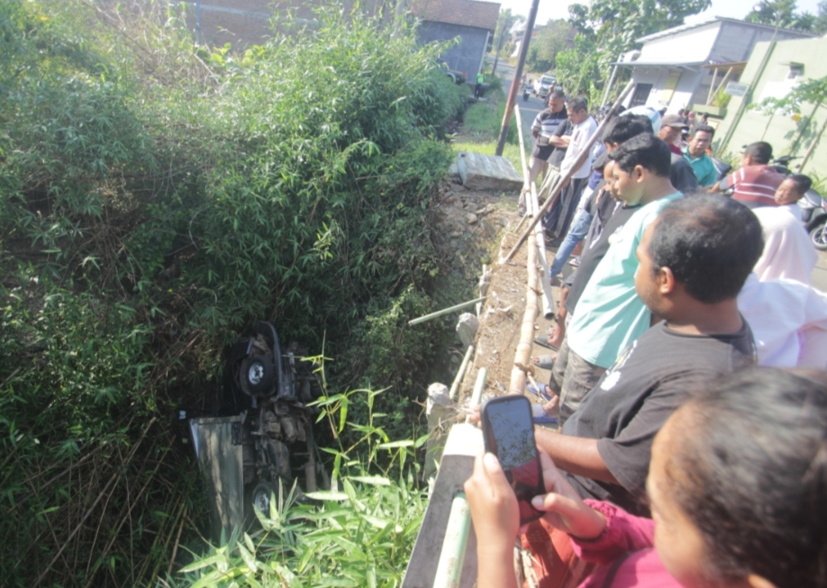NAHAS: Warga melihat kondisi mobil boks pengangkut 13 orang yang terjun ke sungai di Desa Troso, Pecangaan, Jepara, Rabu (29/5)