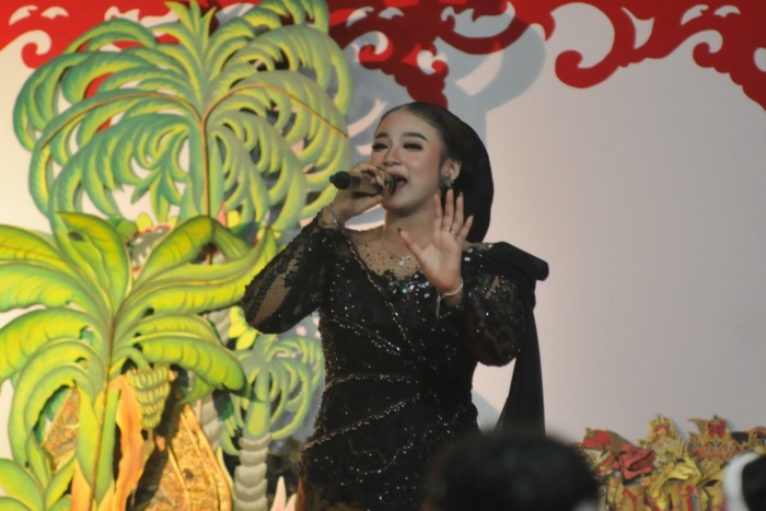 MERIAH : Niken Salindry saat menjadi bintang tamu dalam pergelaran wayang kulit dalam rangka sedekah bumi Desa Ngablak Kecamatan Cluwak Kabupaten Pati.